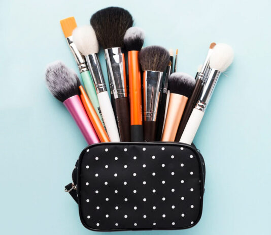 मेकअप ब्रश को साफ करते वक्त लोगों को यही डर रहता है कि इनकी सॉफ्टनेस कम ना हो जाए।