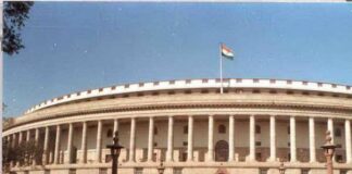 राज्यसभा में कांग्रेस की सीट नंबर 222 पर नोटों का बंडल