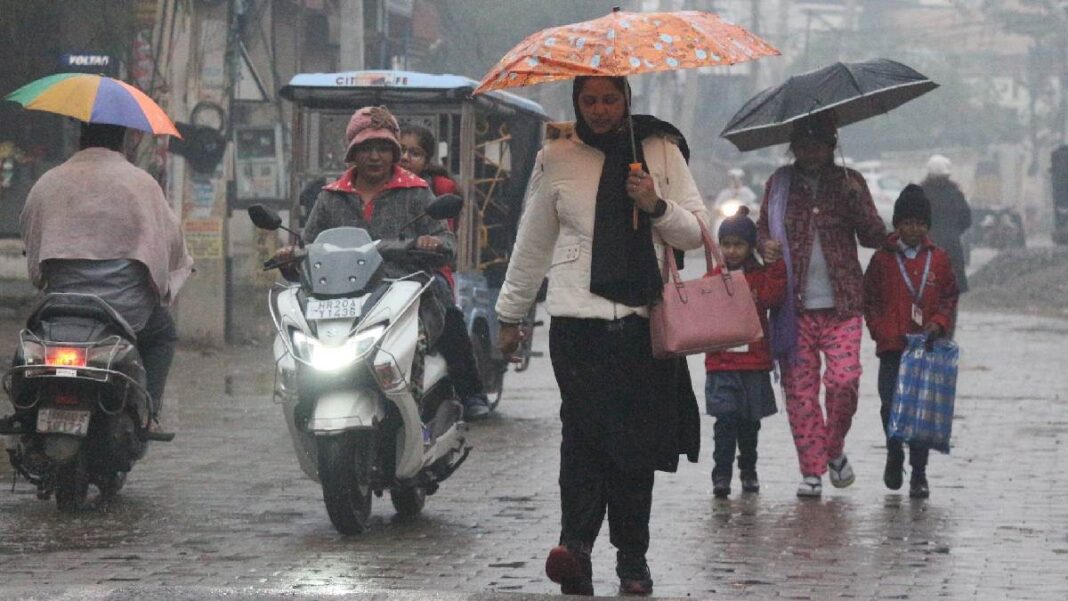 हरियाणा के दक्षिण जिलों में सुबह घना कोहरा छाया रहा और दोपहर बाद तक धूप के दर्शन नहीं हुए।