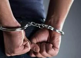 कोरियर ब्वॉय से लूटपाट करने के मामले में दो आरोपियों को दोषी करार देते हुए सात साल कैद व 10 हजार रुपये जुर्माने की सजा सुनाई कोरियर ब्वॉय से पिस्तौल के बल पर लूटपाट करने वाले 2 युवकों को 7 साल कैद