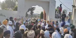 फतेहाबाद में ई दिशा केंद्र में रजिस्ट्री करवाने आए नरेंद्र सिंह व दीपक कुमार ने बताया कि कल सोमवार को भी रजिस्ट्री करवाने आए थे, लेकिन तब इंटरनेट नहीं चलने के कारण काम नहीं हो सका।