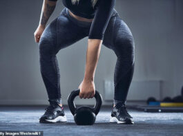 जो व्यक्ति सप्ताह में तीन दिन भी भारी वजन उठाता है तो उसकी बायलॉजिकल उम्र 8 साल तक घट सकती है.