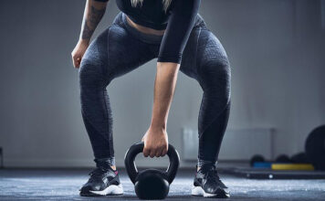 जो व्यक्ति सप्ताह में तीन दिन भी भारी वजन उठाता है तो उसकी बायलॉजिकल उम्र 8 साल तक घट सकती है.