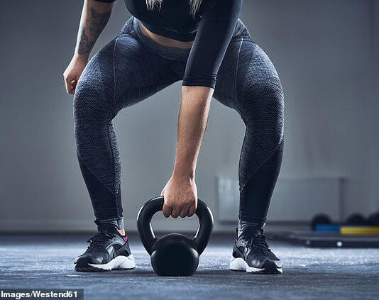 जो व्यक्ति सप्ताह में तीन दिन भी भारी वजन उठाता है तो उसकी बायलॉजिकल उम्र 8 साल तक घट सकती है.