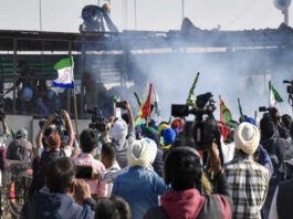 दिल्ली कूच के लिए अड़े पंजाब के किसानों ने की बैरिकेड तोड़ने की कोशिश