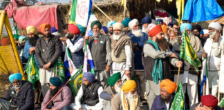 किसानों ने निकाला ट्रैक्टर मार्च, फूंका पुतला