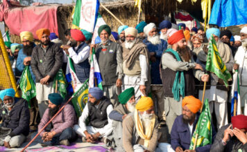 किसानों ने निकाला ट्रैक्टर मार्च, फूंका पुतला