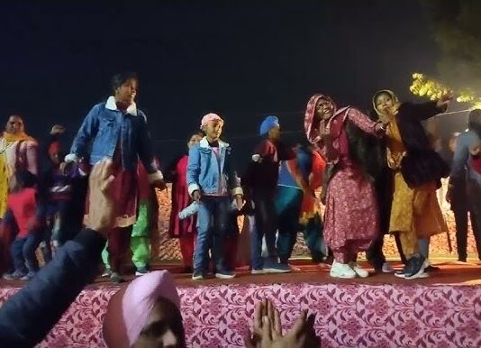 ईसाई समाज की ओर से मंगलवार को क्रिसमस पर्व के उपलक्ष्य में शहर के मुख्य बाजार में शोभायात्रा निकाली।