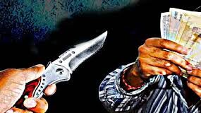 तीन लुटेरों ने एक बिल्डर के परिवार को बंधक बनाकर लूटा