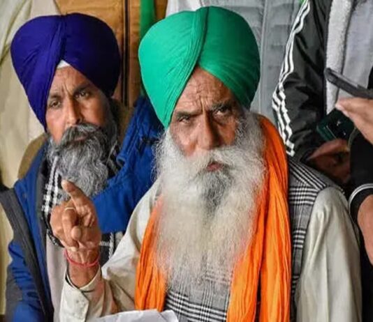 हिसार। किसान नेता जगजीत सिंह डल्लेवाल के समर्थन में किसान संगठनों ने मंगलवार की देर शाम कैंडल मार्च निकाला।