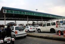 दिल्ली रोहतक नेशनल हाईवे पर स्थित रोहद टोल प्लाजा पर लोकल वाहनों से शुल्क वसूलने पर ग्रामीणों का गुस्सा फूट पड़ा। लोकल वाहनों से शुल्क वसूलने पर ग्रामीणों का गुस्सा फूट पड़ा।