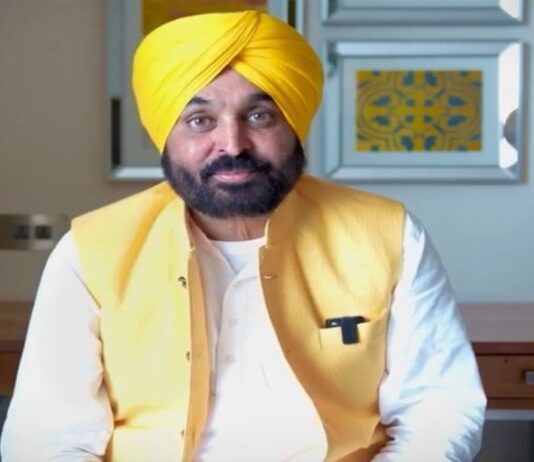 पंजाब के होशियारपुर जिले के गांव अब्दुल्लापुर में आई बाढ़ के बीच एक ऐसी घटना सामने आई जिसने न सिर्फ इंसानियत बल्कि धर्म और राजनीति के बीच संतुलन की मिसाल पेश की।