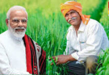 प्रधानमंत्री किसान सम्मान निधि योजना के तहत साल में 6000 रुपये दिए जाते हैं।