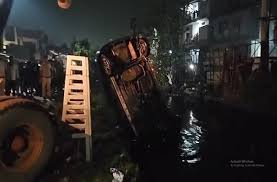 फरीदाबाद में मछली मार्केट के पास देर रात एक दुखद सड़क हादसे में तीन युवकों की जान चली गई। फरीदाबाद में मछली मार्केट के पास देर रात एक दुखद सड़क हादसे में तीन युवकों की जान चली गई।