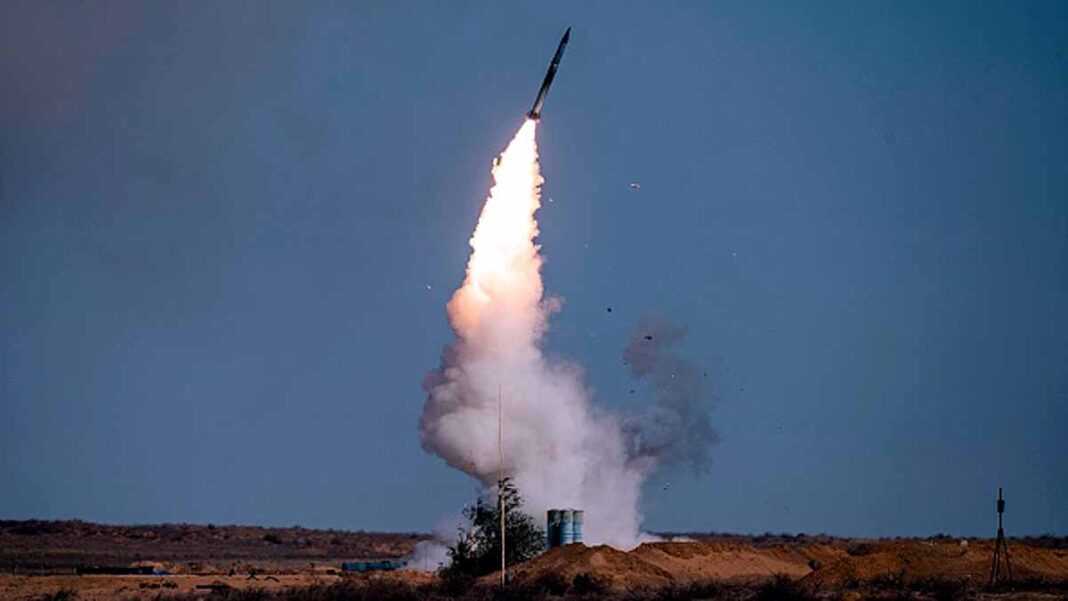 डीआरडीओ ने स्वदेशी इंटीग्रेटेड एयर डिफेंस वेपन सिस्टम का पहला सफल परीक्षण किया है। डीआरडीओ ने स्वदेशी इंटीग्रेटेड एयर डिफेंस वेपन सिस्टम का पहला सफल परीक्षण किया है।