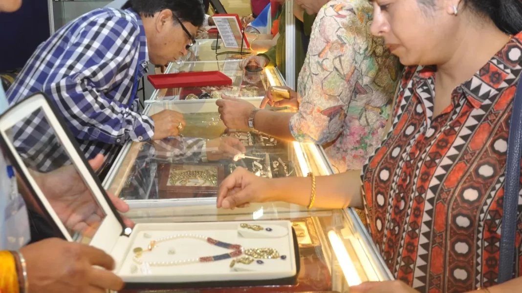 त्योहारी सीजन चल रहा है, लेकिन हरियाणा के सर्राफा बाजार में मंदी छाई हुई है। हालात यह है कि 40 प्रतिशत ऑर्डर घट गए हैं। इसकी सबसे बड़ी वजह सोना व चांदी के दामों में बहुत ज्यादा बढ़ातरी है।