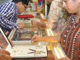 त्योहारी सीजन चल रहा है, लेकिन हरियाणा के सर्राफा बाजार में मंदी छाई हुई है। हालात यह है कि 40 प्रतिशत ऑर्डर घट गए हैं। इसकी सबसे बड़ी वजह सोना व चांदी के दामों में बहुत ज्यादा बढ़ातरी है।