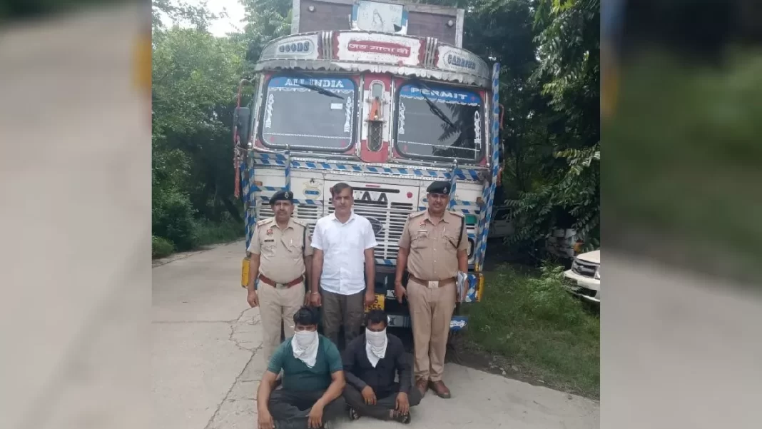 पानीपत पुलिस ने अवैध शराब तस्करी पर बड़ी कार्रवाई करते हुए ट्रक से भारी मात्रा में अंग्रेजी शराब और बीयर बरामद की।