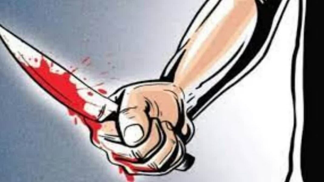दुकानदार ने बताया कि आधा दर्जन के करीब बदमाश उनकी दुकान पर आकर लूटपाट करने लगे।