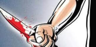 दुकानदार ने बताया कि आधा दर्जन के करीब बदमाश उनकी दुकान पर आकर लूटपाट करने लगे।