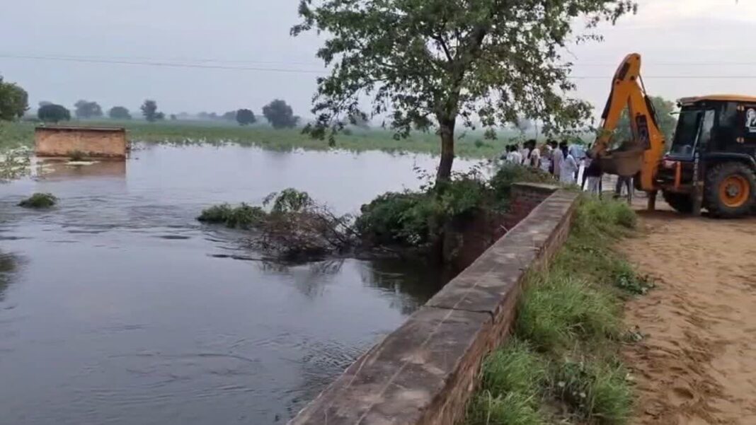 दक्षिण हरियाणा में सिरसा में घग्गर नदी अब भी खतरे के निशान के ऊपर बह रही हैं। 27600 क्यूसेक पानी ओटू हेड पर पहुंच रहा है।