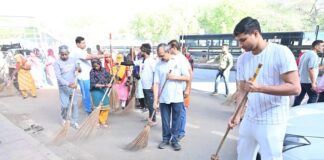 हरियाणा शहर स्वच्छता अभियान के अंतर्गत जिले में नगर परिषद और नगर पालिकाओं की टीमें पूरी तत्परता के साथ सफाई व्यवस्था को सुदृढ़ बनाने में जुटी हुई हैं।