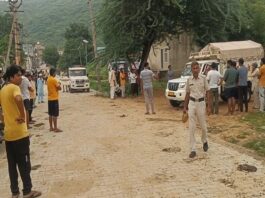 थाना प्रभारी गजराज ने बताया कि उन्हें सुबह सूचना मिली थी कि सनसिटी फाटक के पास एक युवक पेड़ से लटका हुआ है। मौके पर पहुंचकर देखा तो वहां एक टैक्सी भी खड़ी थी।