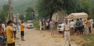 थाना प्रभारी गजराज ने बताया कि उन्हें सुबह सूचना मिली थी कि सनसिटी फाटक के पास एक युवक पेड़ से लटका हुआ है। मौके पर पहुंचकर देखा तो वहां एक टैक्सी भी खड़ी थी।