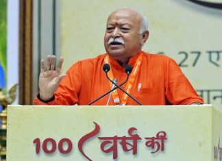 ‘लोग डरते हैं कि अगर भारत मजबूत हुआ तो उनका क्या होगा? इसीलिए टैरिफ लगा रहे’, भागवत की दो टूक उन्होंने अमेरिका का नाम लिए बिना कहा, 'अगर दूसरे लोग सोचते हैं कि भारत के बड़े होने और प्रगति करने पर हमारा क्या होगा? तो टैरिफ का मुद्दा उठता है।'