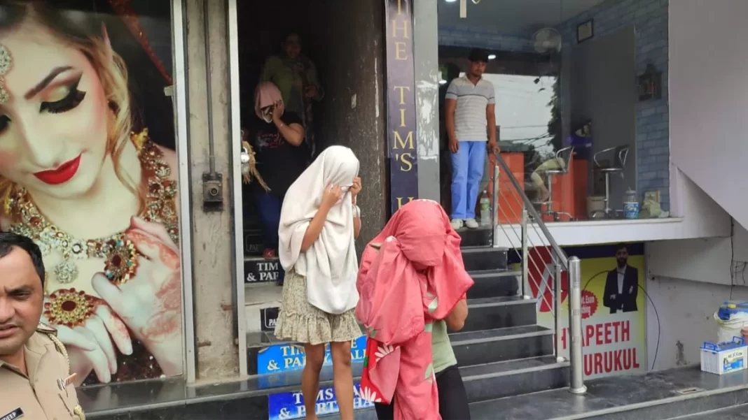 फतेहाबाद जिले में सीएम फ्लाइंग टीम हिसार और स्थानीय पुलिस ने संयुक्त कार्रवाई करते हुए सात से आठ होटलों और साइबर कैफों पर छापेमारी की। इस कार्रवाई ने पूरे इलाके में सनसनी फैला दी।