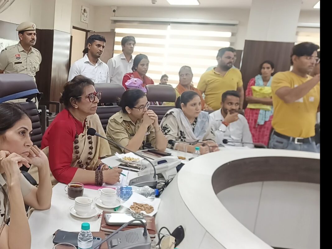 हरियाणा राज्य महिला आयोग की जनसुनवाई के दौरान उसने अपनी पति पर ये आरोप लगाते हुए कहा कि वो उसके साथ नहीं रहना चाहती है। हरियाणा राज्य महिला आयोग की जनसुनवाई के दौरान उसने अपनी पति पर ये आरोप लगाते हुए कहा कि वो उसके साथ नहीं रहना चाहती है।