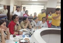 उसका एक्स्ट्रा मैरिटल अफेयर… हरियाणा की महिला SDO बोली नहीं रहना साथ,पति करता है अवैध काम हरियाणा राज्य महिला आयोग की जनसुनवाई के दौरान उसने अपनी पति पर ये आरोप लगाते हुए कहा कि वो उसके साथ नहीं रहना चाहती है।