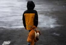 सावधान!,क्राइम का नया हथियार,रास्ते में दिखे रोता बच्चा तो मदद के लिए दौड़ने से पहले पढ़ लें ये खबर! महिलाओं को फंसाने के लिए अपराधियों ने एक तरीका खोज निकाला है।