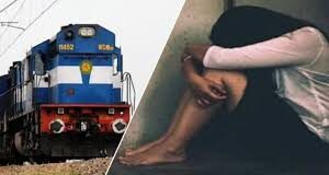 सतना रेलवे यार्ड में एक 16 वर्षीय किशोर आदर्श गौतम ट्रेन छत पर सेल्फी लेते समय ओएचई तार की चपेट में आ गया। 25 हजार वोल्ट करंट से वह गंभीर झुलस गया