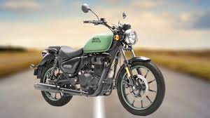 यह बाइक उनलोगों के लिए है, जो क्रूज़र स्टाइल और कंफर्टेबल राइडिंग पसंद करते हैं। यह बाइक उनलोगों के लिए है, जो क्रूज़र स्टाइल और कंफर्टेबल राइडिंग पसंद करते हैं।