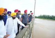 पंजाब में भारी बारिश और बाढ़ से हालात गंभीर हो गए हैं, जिसके चलते पूरे राज्य को आपदा प्रभावित घोषित कर दिया गया है।