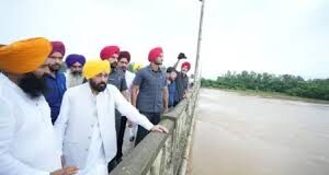 पंजाब में भारी बारिश और बाढ़ से हालात गंभीर हो गए हैं, जिसके चलते पूरे राज्य को आपदा प्रभावित घोषित कर दिया गया है।