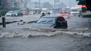 गुरुग्राम में भारी बारिश ने तबाही मचाई है, जिससे शहर के कई इलाके जलमग्न हो गए हैं और NH-48 पर लंबा जाम लग गया है। गुरुग्राम में भारी बारिश ने तबाही मचाई है, जिससे शहर के कई इलाके जलमग्न हो गए हैं और NH-48 पर लंबा जाम लग गया है।