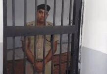 पुलिस कर्मियों ने कोर्ट के इस फैसले को गलत बताया है। उन्होंने कहा कि कोर्ट की नाराज़गी अपनी जगह सही हो सकती है, लेकिन कार्रवाई का तरीका बेहद कठोर और अपमानजनक रहा।