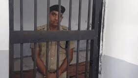 पुलिस कर्मियों ने कोर्ट के इस फैसले को गलत बताया है। उन्होंने कहा कि कोर्ट की नाराज़गी अपनी जगह सही हो सकती है, लेकिन कार्रवाई का तरीका बेहद कठोर और अपमानजनक रहा।