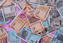 7वीं के छात्र ने घर से चुराकर किसे दिए थे 35 लाख रुपये, हो गया खुलासा, 19 साल का लड़का गिरफ्तार फरीदाबाद में सातवीं कक्षा के छात्र को ब्लैकमेल कर 35 लाख रुपये वसूलने के मामले में पुलिस ने 19 वर्षीय आरोपी अमन को गिरफ्तार कर 2 दिन के रिमांड पर लिया है।