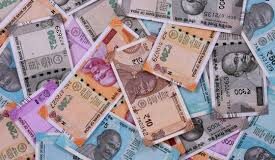 7वीं के छात्र ने घर से चुराकर किसे दिए थे 35 लाख रुपये, हो गया खुलासा, 19 साल का लड़का गिरफ्तार फरीदाबाद में सातवीं कक्षा के छात्र को ब्लैकमेल कर 35 लाख रुपये वसूलने के मामले में पुलिस ने 19 वर्षीय आरोपी अमन को गिरफ्तार कर 2 दिन के रिमांड पर लिया है।