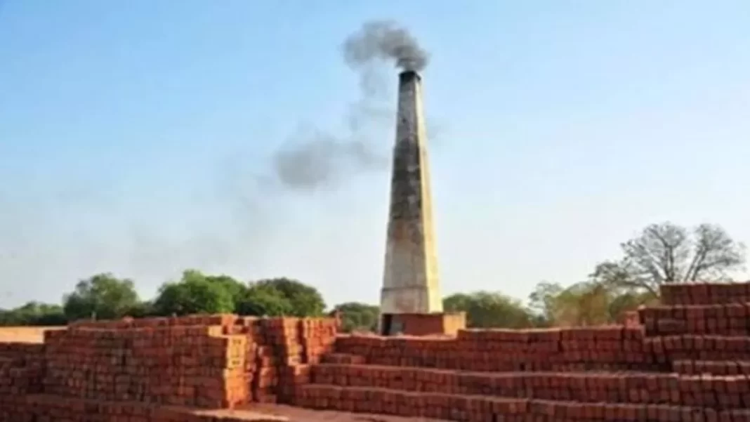 Haryana: ईंट भट्ठा, पराली और धूल प्रदूषण के मुख्य स्रोत, पांच साल में डेढ़ गुना बढ़ा पीएम 10; अब बनेगी योजना आशीष वर्मा, अमर उजाला, चंडीगढ़ Published by: निवेदिता वर्मा Updated Fri, 03 Oct 2025 08:54 AM IST सार 344 Followers चण्डीगढ़-हरियाणा हरियाणा के घरों में ईंधन के रूप में लकड़ी सबसे व्यापक रूप से इस्तेमाल किया जाने वाला ऊर्जा स्रोत बना हुआ है, 40 फीसदी से ज़्यादा घर अभी भी लकड़ी, पत्ते, गोबर और चारकोल जैसे ठोस ईंधनों पर निर्भर हैं।