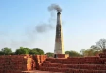 Haryana: ईंट भट्ठा, पराली और धूल प्रदूषण के मुख्य स्रोत, पांच साल में डेढ़ गुना बढ़ा पीएम 10; अब बनेगी योजना आशीष वर्मा, अमर उजाला, चंडीगढ़ Published by: निवेदिता वर्मा Updated Fri, 03 Oct 2025 08:54 AM IST सार 344 Followers चण्डीगढ़-हरियाणा हरियाणा के घरों में ईंधन के रूप में लकड़ी सबसे व्यापक रूप से इस्तेमाल किया जाने वाला ऊर्जा स्रोत बना हुआ है, 40 फीसदी से ज़्यादा घर अभी भी लकड़ी, पत्ते, गोबर और चारकोल जैसे ठोस ईंधनों पर निर्भर हैं।