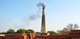 Haryana: ईंट भट्ठा, पराली और धूल प्रदूषण के मुख्य स्रोत, पांच साल में डेढ़ गुना बढ़ा पीएम 10; अब बनेगी योजना आशीष वर्मा, अमर उजाला, चंडीगढ़ Published by: निवेदिता वर्मा Updated Fri, 03 Oct 2025 08:54 AM IST सार 344 Followers चण्डीगढ़-हरियाणा हरियाणा के घरों में ईंधन के रूप में लकड़ी सबसे व्यापक रूप से इस्तेमाल किया जाने वाला ऊर्जा स्रोत बना हुआ है, 40 फीसदी से ज़्यादा घर अभी भी लकड़ी, पत्ते, गोबर और चारकोल जैसे ठोस ईंधनों पर निर्भर हैं।