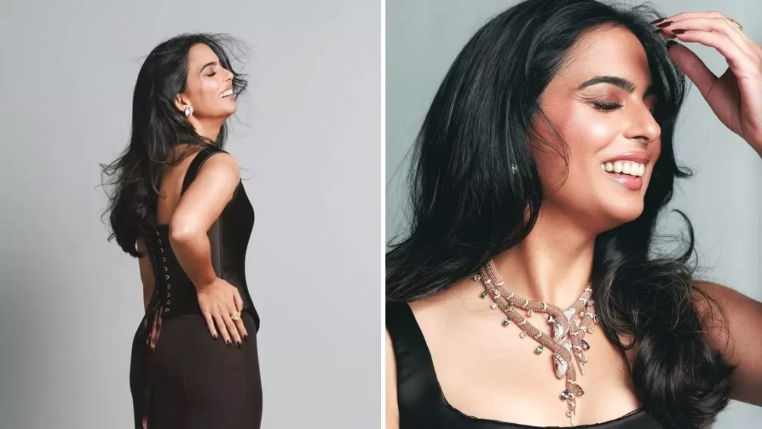 Bvlgari Serpenti Infinito एग्जीबिशन में ईशा अंबानी का लुक बेहद खास रहा। Bvlgari Serpenti Infinito एग्जीबिशन में ईशा अंबानी का लुक बेहद खास रहा।