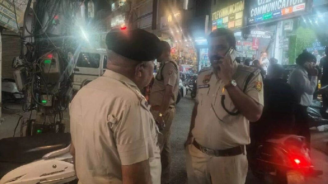 सदर थाना के प्रभारी तरसेम ने बताया कि अल्फा सिटी में मकान नंबर 1244 में सागा म्यूजिक कंपनी के मालिक सुमित सिंह ने कार्यालय खोला हुआ है। बुधवार सुबह लोगों ने गोलियां चलने की आवाज सुनी। सदर थाना के प्रभारी तरसेम ने बताया कि अल्फा सिटी में मकान नंबर 1244 में सागा म्यूजिक कंपनी के मालिक सुमित सिंह ने कार्यालय खोला हुआ है। बुधवार सुबह लोगों ने गोलियां चलने की आवाज सुनी।