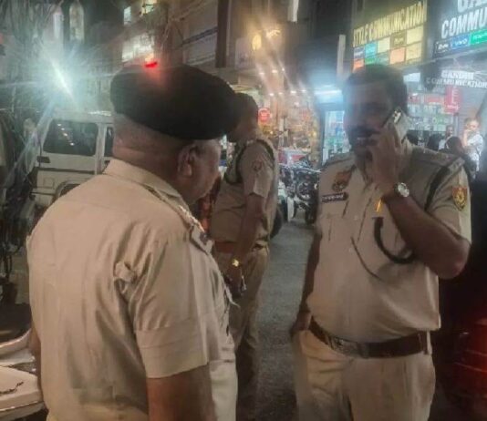 सदर थाना के प्रभारी तरसेम ने बताया कि अल्फा सिटी में मकान नंबर 1244 में सागा म्यूजिक कंपनी के मालिक सुमित सिंह ने कार्यालय खोला हुआ है। बुधवार सुबह लोगों ने गोलियां चलने की आवाज सुनी।