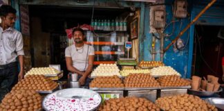 खाद्य सुरक्षा अधिकारी राजेश वर्मा की टीम ने शहर की पांच मिठाइयों की दुकानों व एक डेयरी पर छापामार कार्रवाई की। इस दौरान मिठाइयों के पांच, पनीर का एक और डेयरी से दूध का एक सैंपल लिया है।