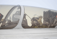 करारा जवाब:उन्हीं के साथ राष्ट्रपति ने खिंचवाई तस्वीर,जिस राफेल पायलट को पकड़ने का पाकिस्तान ने किया था दावा राष्ट्रपति के साथ इस तस्वीर में स्क्वाड्रन लीडर शिवांगी सिंह मुस्कुराती हुई दिख रही हैं। माना जा रहा है कि शिवांगी सिंह ने राष्ट्रपति मुर्मू का राफेल उड़ाया था।